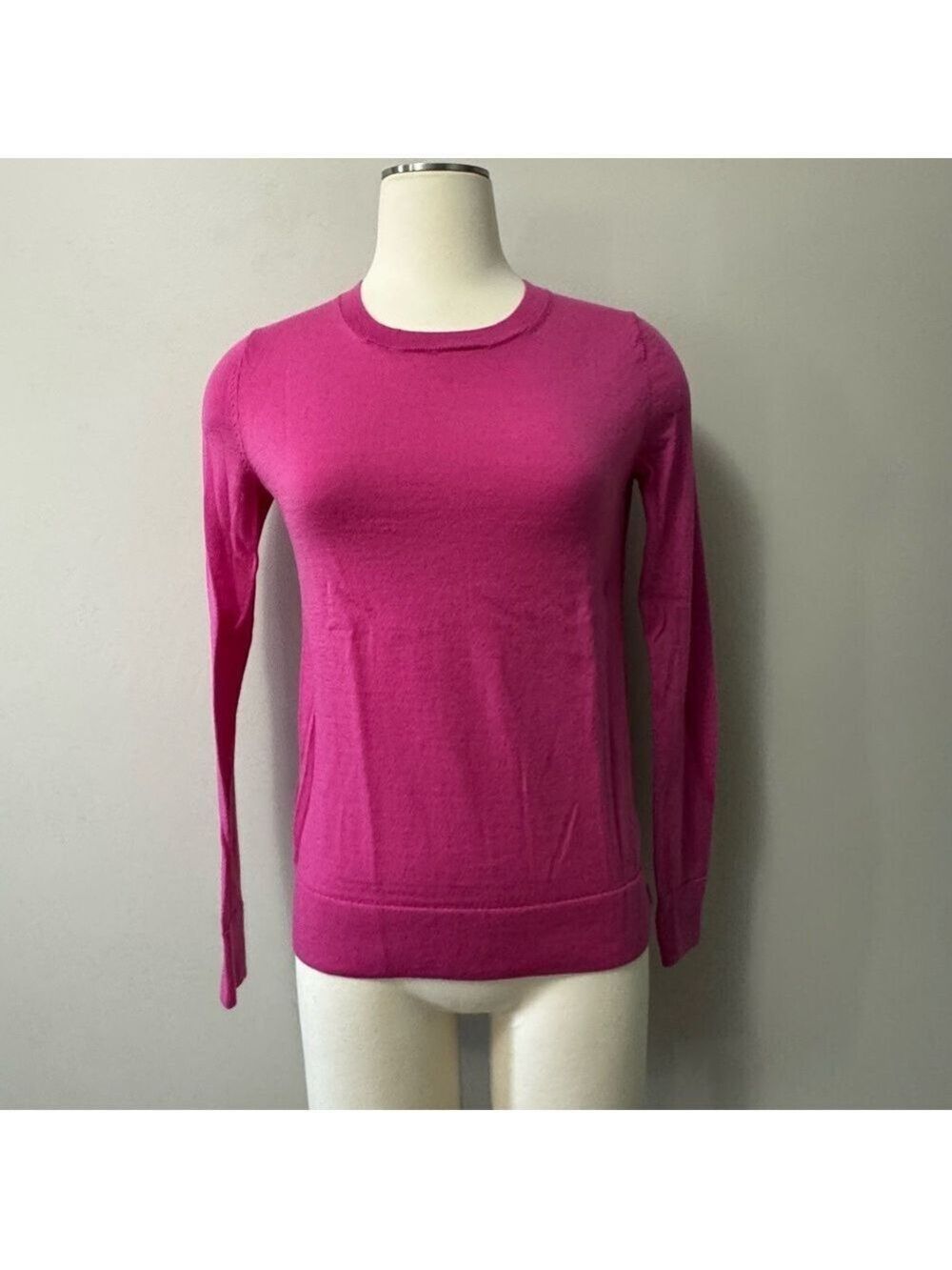 GAP Women's Fuchsia Crew Neck Sweater Fine Merino Wool size Small